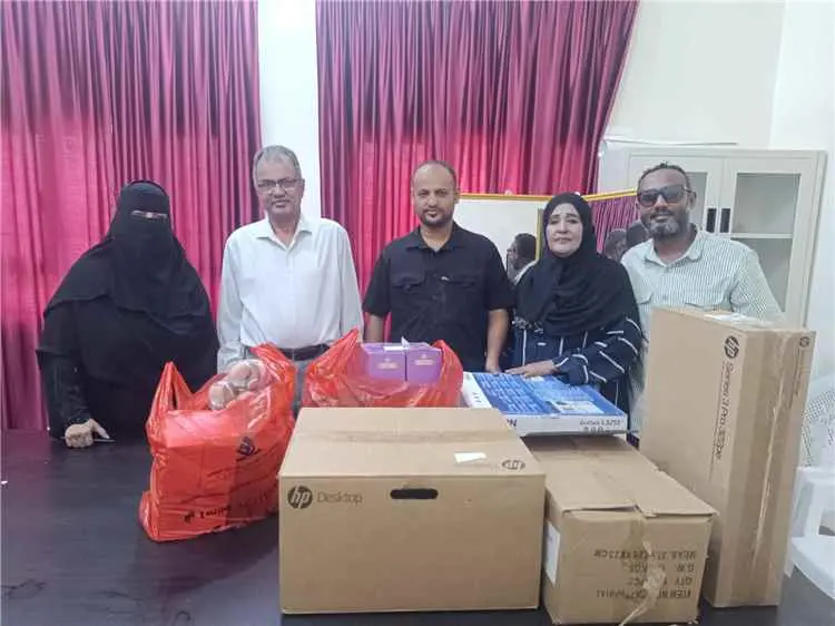 مدير عام المعلا يسلّم مركز محو الأمية أجهزة كمبيوتر ومستلزمات لدعم الأسر المنتجة