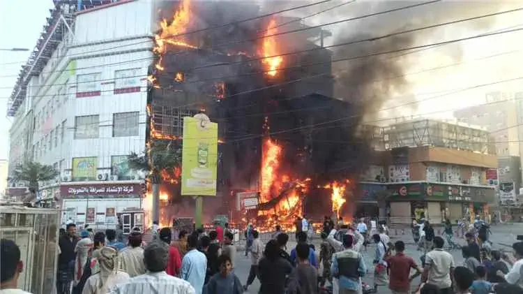 عاجل | حريق كبير يلتهم أجزاءً من النخيل مول في عدن وغموض حول الخسائر
