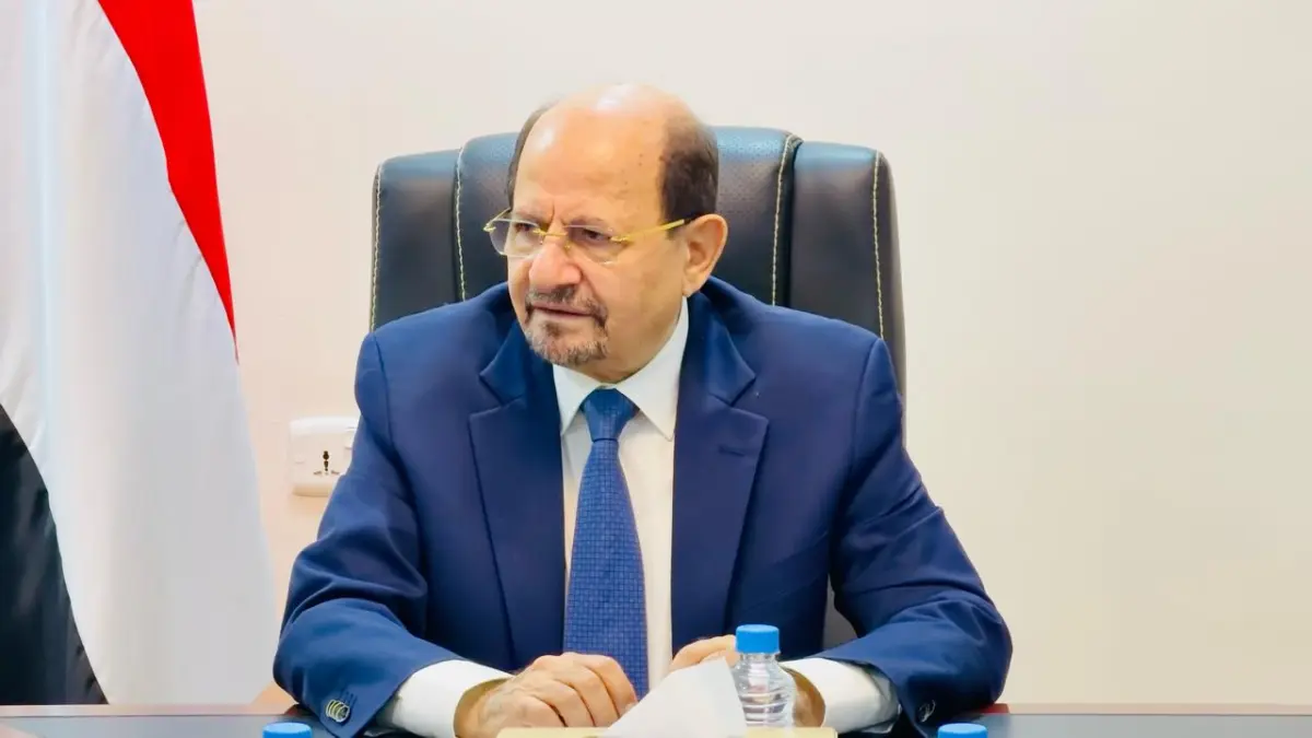 رئيس الوزراء يتابع مع قيادات عسكرية وميدانية تطورات "فجر اليمن"