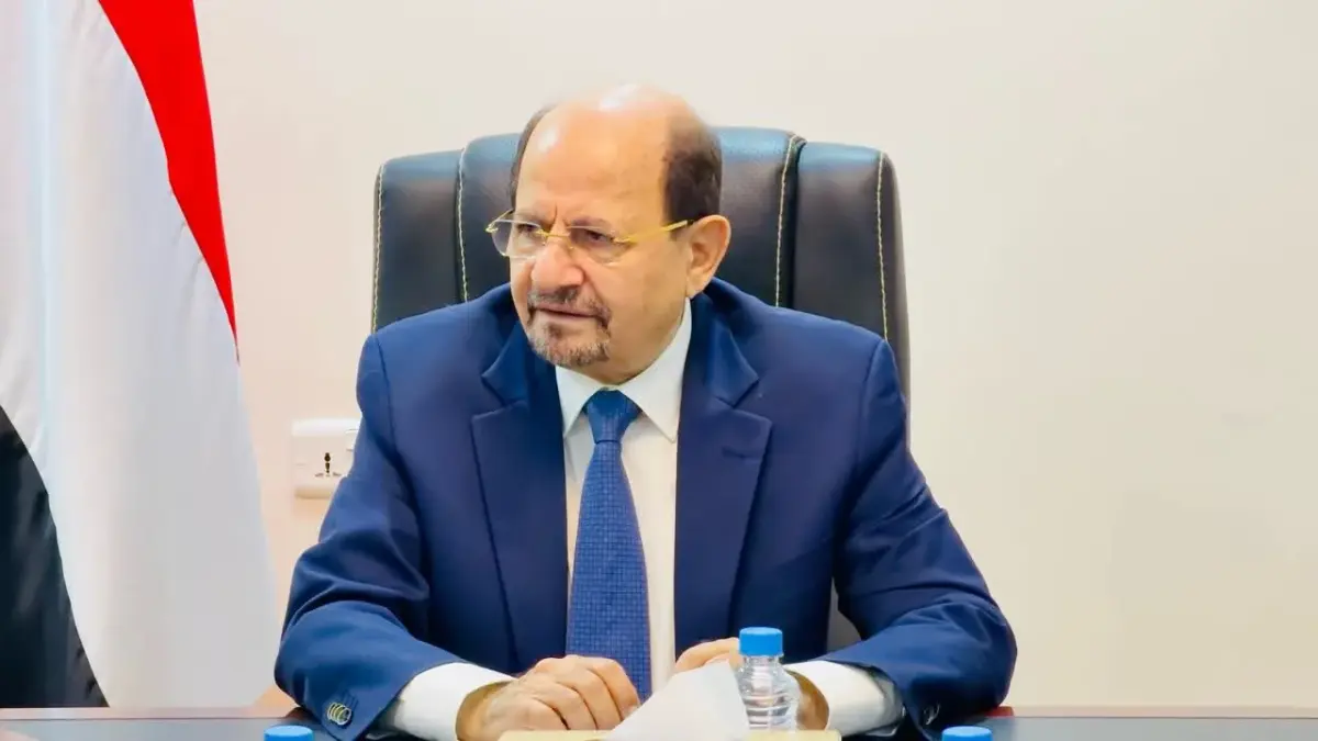 رئيس الوزراء يتابع مع قيادات عسكرية وميدانية تطورا...