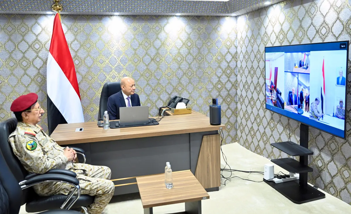 رئيس مجلس القيادة يتابع مستجدات عملية "فجر اليمن"...