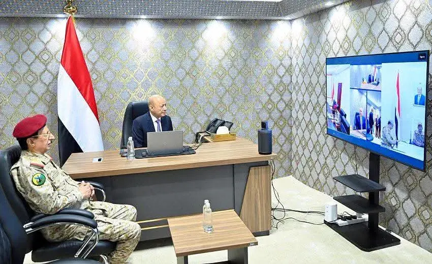العليمي يتابع مستجدات «فجر اليمن» ويشيد بتقدم القو...