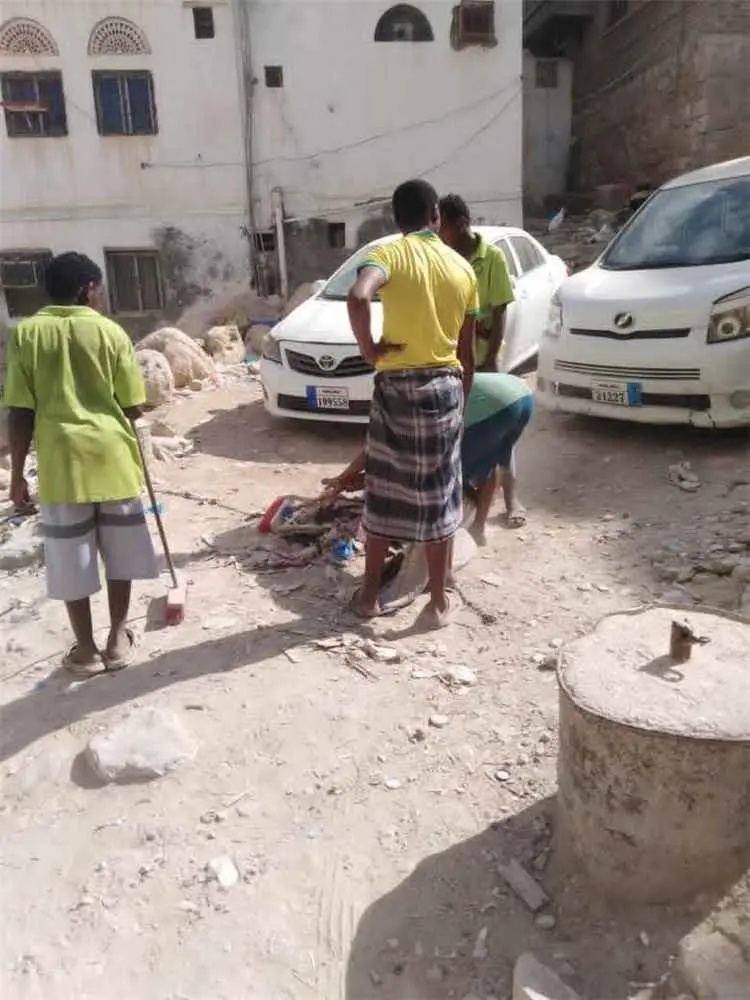 مشروع نظافة مديرية مدينة المكلا ينفّذ حملة نظافة مكثفة في منطقة باسويد بالديس