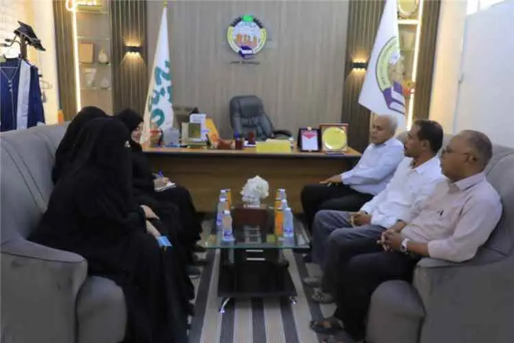 وكيلة محافظة حضرموت لشؤون المرأة تزور كلية المجتمع...
