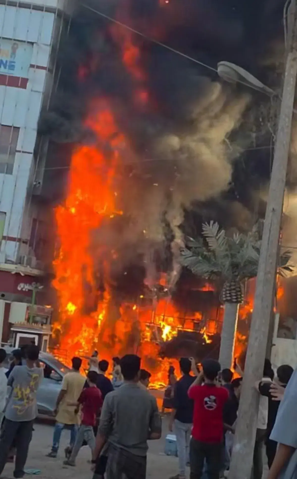 انفجارات وحريق في محطة غاز بذمار وحريق واسع داخل م...