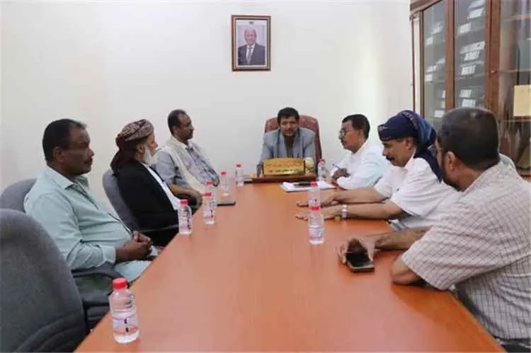 اجتماع بالمهرة يناقش معالجة أوضاع مكب النفايات بالغيضة ويقر عدداً من الإجراءات