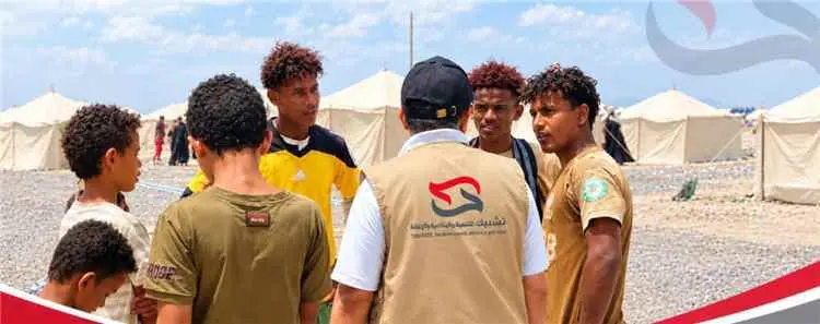 الخيواني يتفقد مخيم الفردوس بعدن ويطلع على أوضاع أ...
