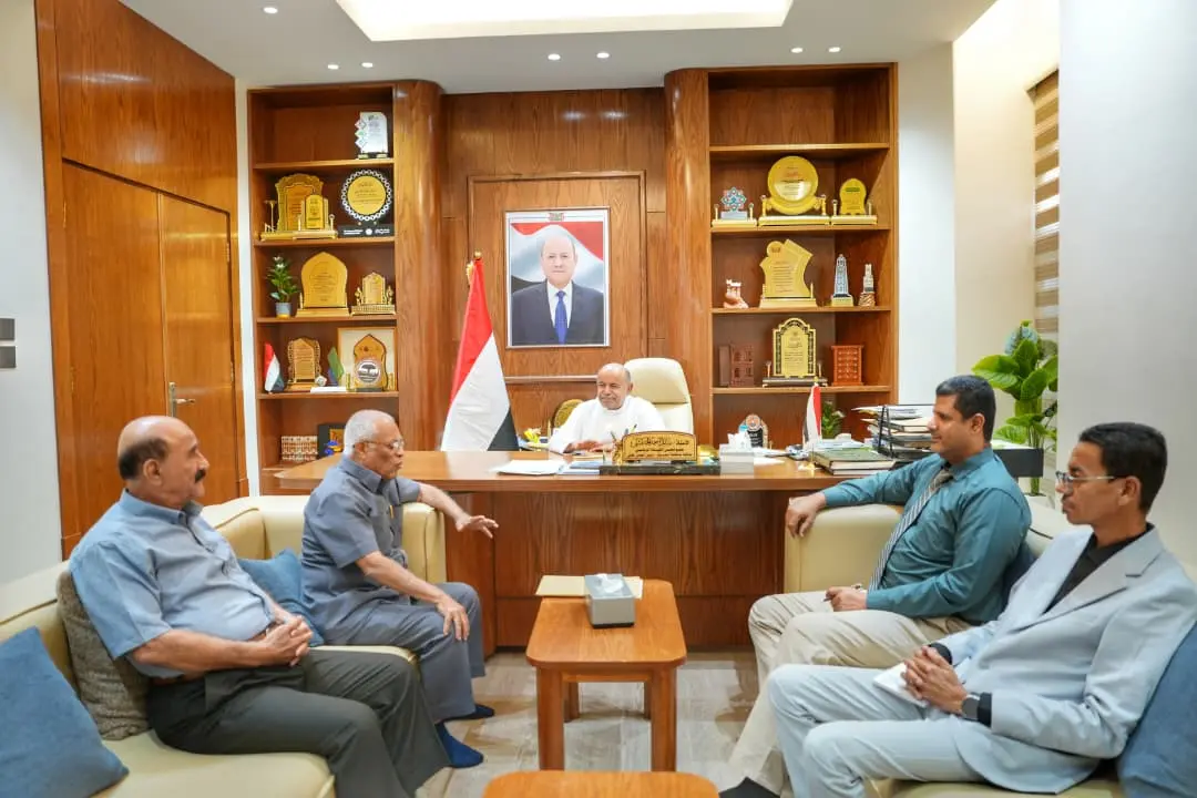 عضو مجلس القيادة الخنبشي يناقش مشاريع الطرق وتعزيز...