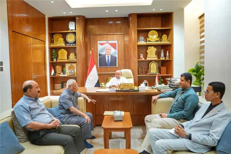 عضو مجلس القيادة الخنبشي يناقش مشاريع الطرق وتعزيز...