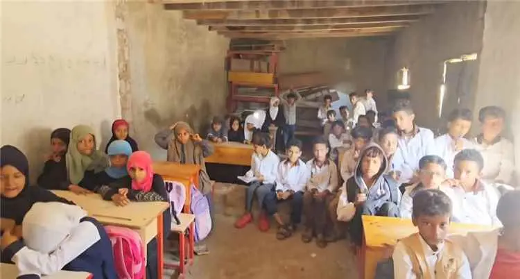 أهالي الصرفة بالضالع يناشدون التدخل لإنقاذ مدرستهم...