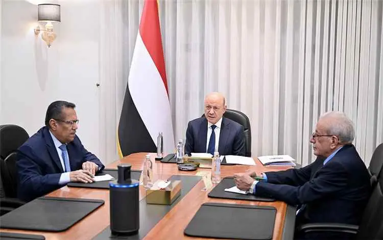 رئيس مجلس القيادة: عملية "فجر اليمن" ماضية حتى تحقيق أهدافها الكاملة
