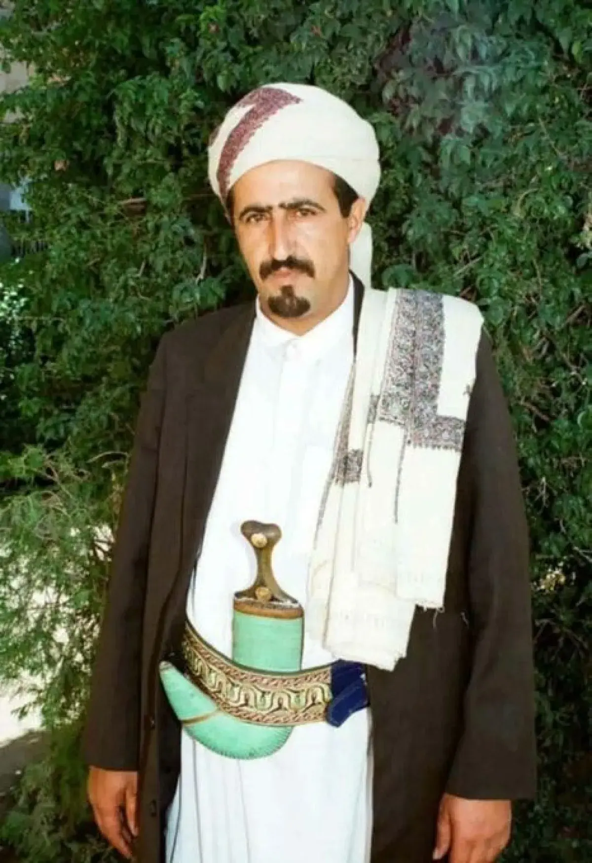 صنعاء.. الحوثيون يقتحمون منزل أحد كبار مشايخ صعدة ويقتادون نجله إلى السجن