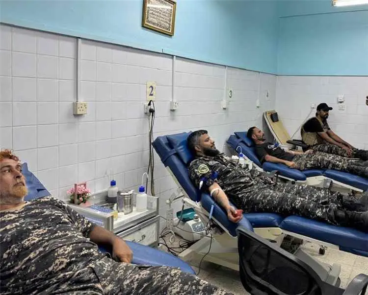 قائد قوات حرس المنشآت وأفراد من منتسبيها يتبرعون بالدم