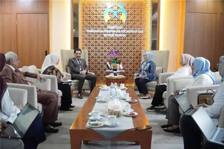 سفير اليمن يبحث مع وزيرة اندونيسية تعزيز التعاون ف...
