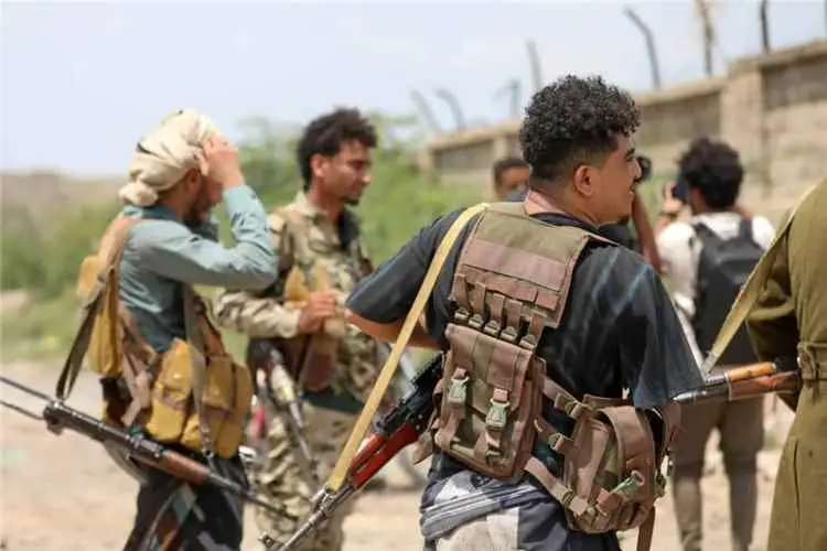 مصادر محلية: حملة حوثية لمصادرة أجهزة «ستارلينك» في مدينة التربة بتعز