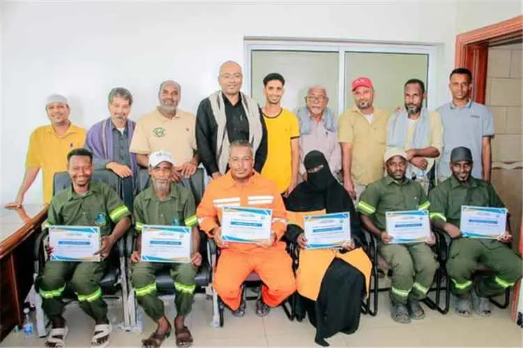 مشروع نظافة مديرية مدينة المكلا يكرّم كوكبة من مهندسي النظافة المتميزين لشهر سبتمبر