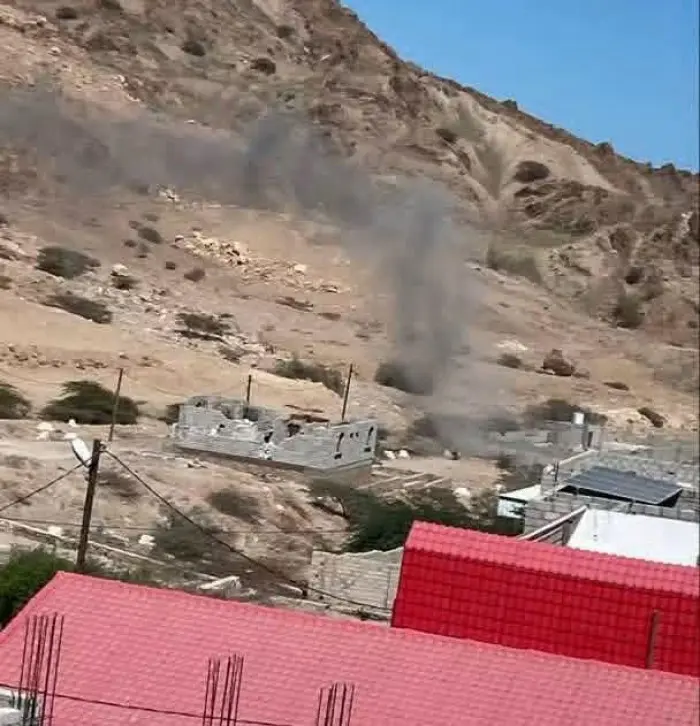 غارة تستهدف سيارة بـ4 صواريخ في منطقة المعاوص بالمكلا