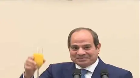 السيسي يستبدل الخمر بالعصير.. ويوجه رسالة: "أنت مص...