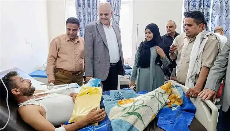 محافظ تعز يتفقد جرحى القوات المسلحة في مستشفيات المحافظة