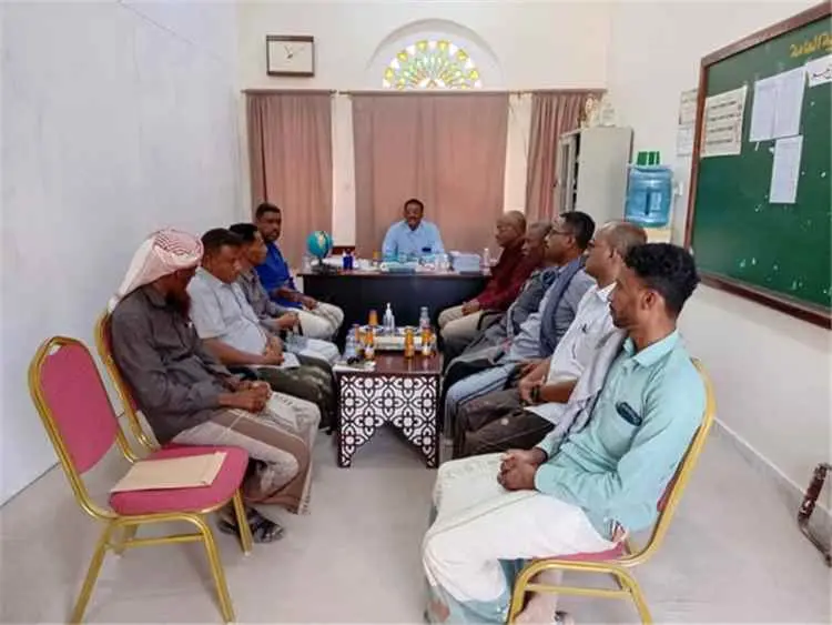 مدير عام تريم يشكل لجنة لتسليم موقع مشروع منظومة الطاقة الشمسية بمدرسة أم المؤمنين عائشة للبنات