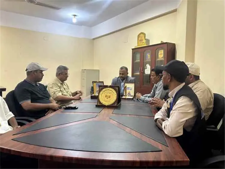 الوكيل باعلوي يلتقي فريقي حضرموت المتوجين في البطو...