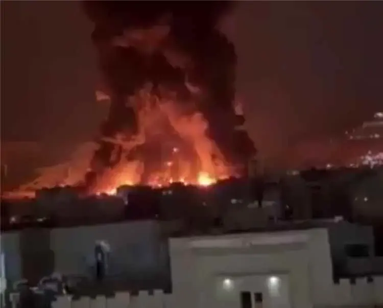 استنفار حوثي وإغلاق طرق عقب 3 غارات جوية استهدفت م...