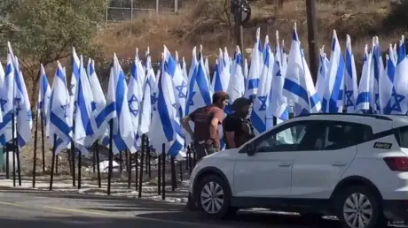 مستوطنون إسرائيليون يضعون أعلاما أمام مقهى فلسطيني...