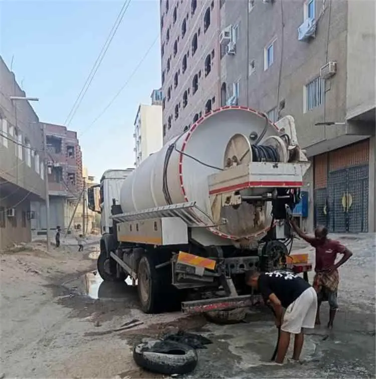 فرق الصرف الصحي تنفذ أعمال صيانة ومعالجة انسدادات...