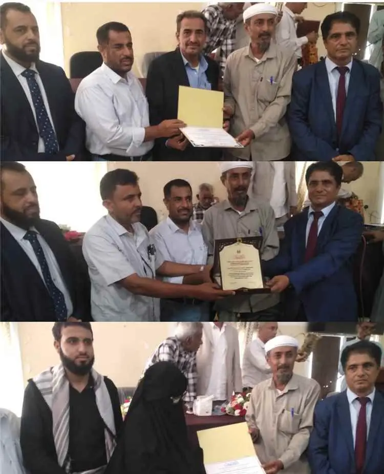 موظفو تربية مودية يهنئون ثلاثة تربويين بمناسبة تكر...