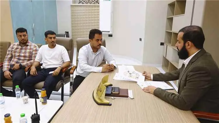 محافظ أبين يناقش مع مدير عام الأشغال تنفيذ عدد من...
