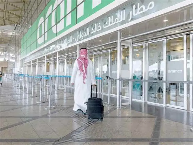 استشهاد 3 مواطنين في هجومين حوثيين استهدفا مطار ال...