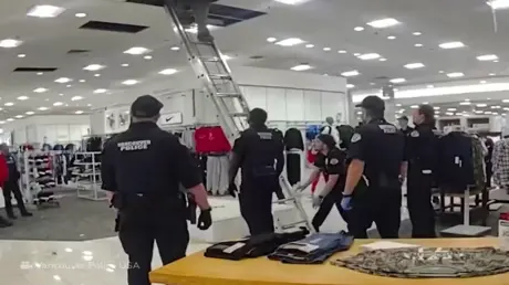 لقطات حية للحظة سقوط مثيرة لسارق من سقف مركز تجاري...