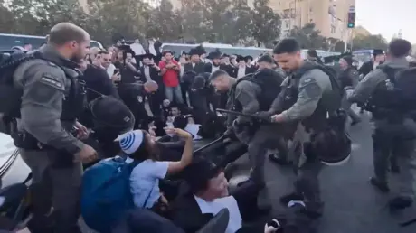 الشرطة الإسرائيلية تقمع متظاهرين حريديم مع اندلاع...