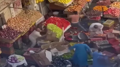 مشاهد صادمة.. فوضى بأحد أسواق مصر بعد مشاجرة عنيفة...