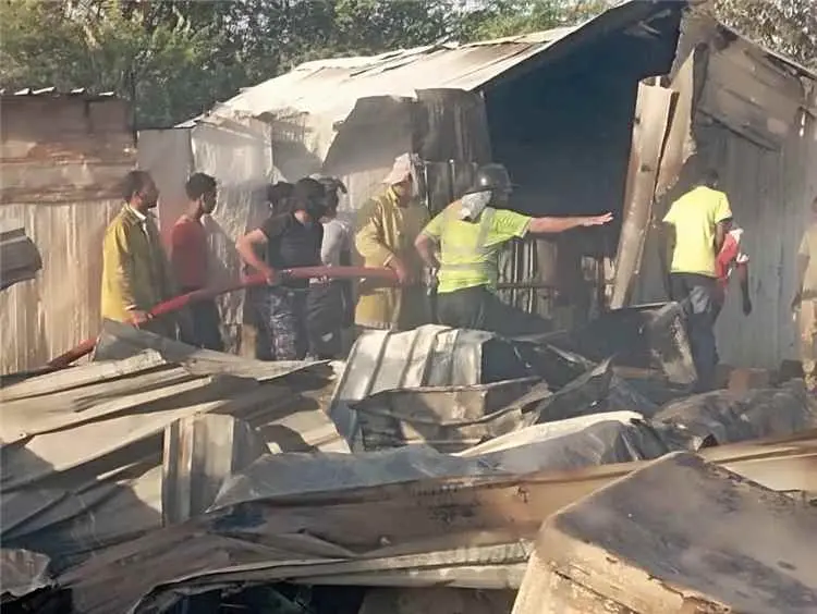 حريق يلتهم 15 مسكنًا في مخيم للاجئين بسيئون والدفاع المدني يسيطر عليه