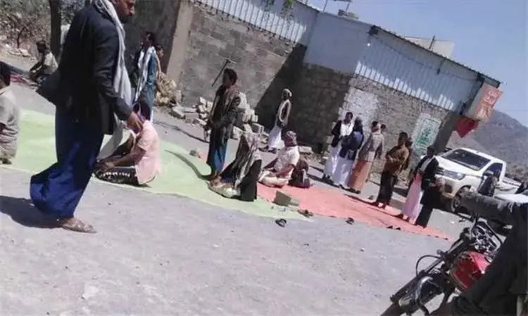 الحوثيون يغلقون مسجد الحاج علي جرش في عمران ويمنعو...