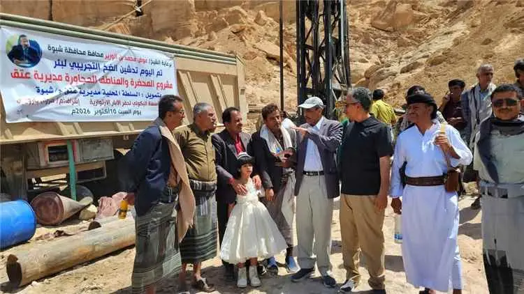 تدشين ضخ المياه من بئر ارتوازية لتعزيز إمدادات مشر...