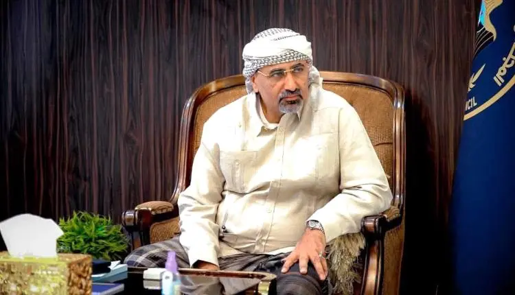 عاجل : الرئيس الزُبيدي يهاتف أسر الشهداء وقيادات ع...