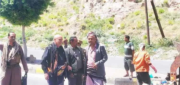 في ظل أزمة الديزل وحصار تعز.. المخلافي يوجّه بتحرك عاجل لمعالجة تراكم المخلفات