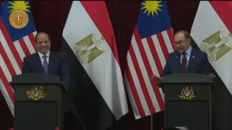 موقف طريف بين السيسي وأنور إبراهيم يغزو السوشيال م...