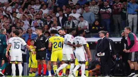 شاهد.. كيف يشد فينيسيوس شعر منافسه