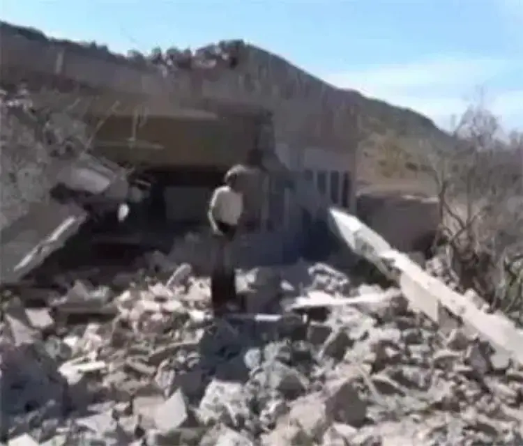 خمسة صواريخ حوثية تدمر مدرسة بالكامل بالمضاربة في...