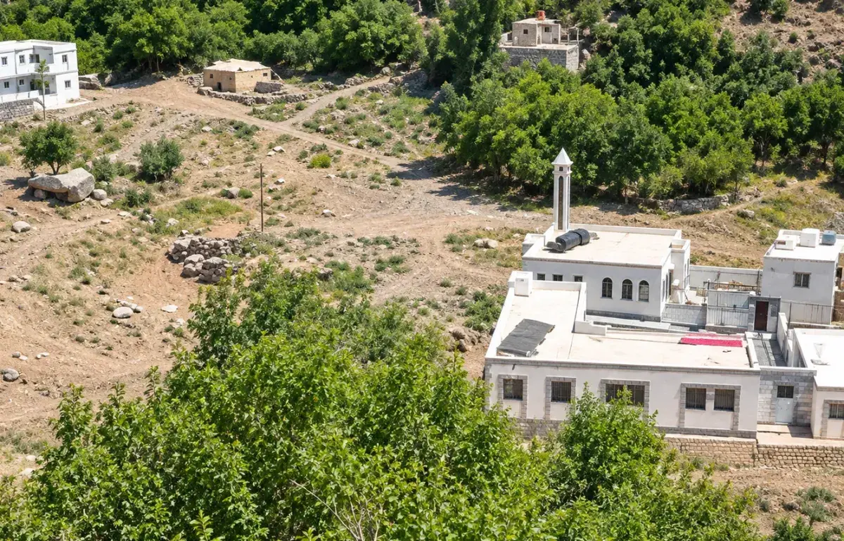 مسجد تحت النار في تعز: صمود الدعاء في مواجهة قصف ا...