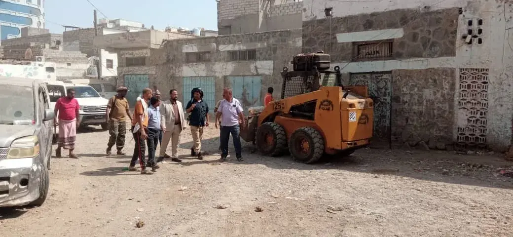 اليزيدي يشرف ميدانيا على حملة نظافة واسعة في بلوك (5) بالمنصورة لمعالجة آثار عقود من الإهمال