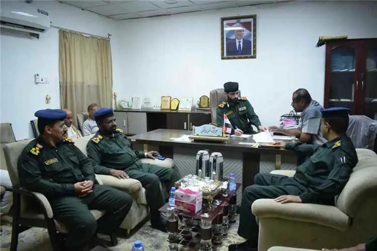 مدير عام الأمن والشرطة بوادي وصحراء حضرموت يناقش م...