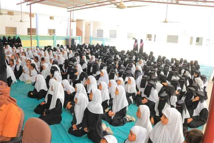 تنظيم محاضرة صحية للطالبات بسيئون عن الوقاية من سرطان الثدي