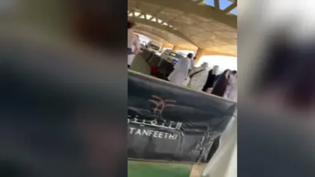 مشاهد توثق حجم الفوضى والأضرار داخل مطار الملك خال...