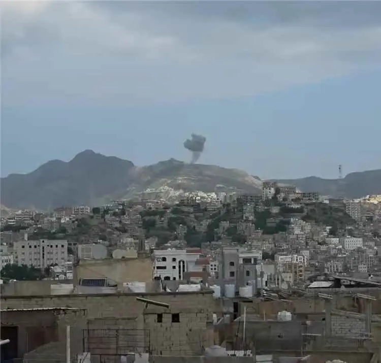 محور تعز يكشف عن تفاصيل 8 غارات جوية استهدفت مواقع وآليات وتعزيزات حوثية