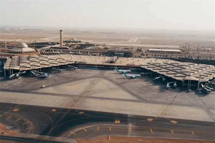 الدفاعات الجوية السعودية تعترض وتدمّر صاروخ كروز قرب مطار الملك خالد بالرياض