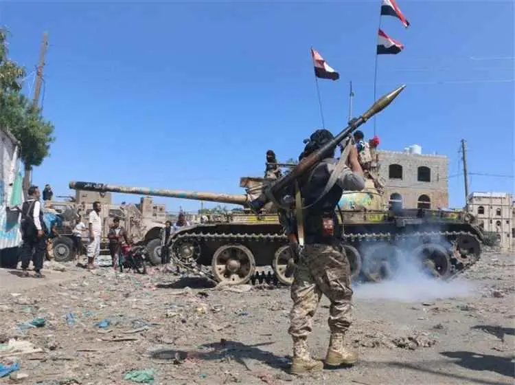 معارك عنيفة في جبهات تعز.. الجيش والمقاومة يستعيدان مواقع في المسراخ وغارات جوية تستهدف تجمعات الحوثيين